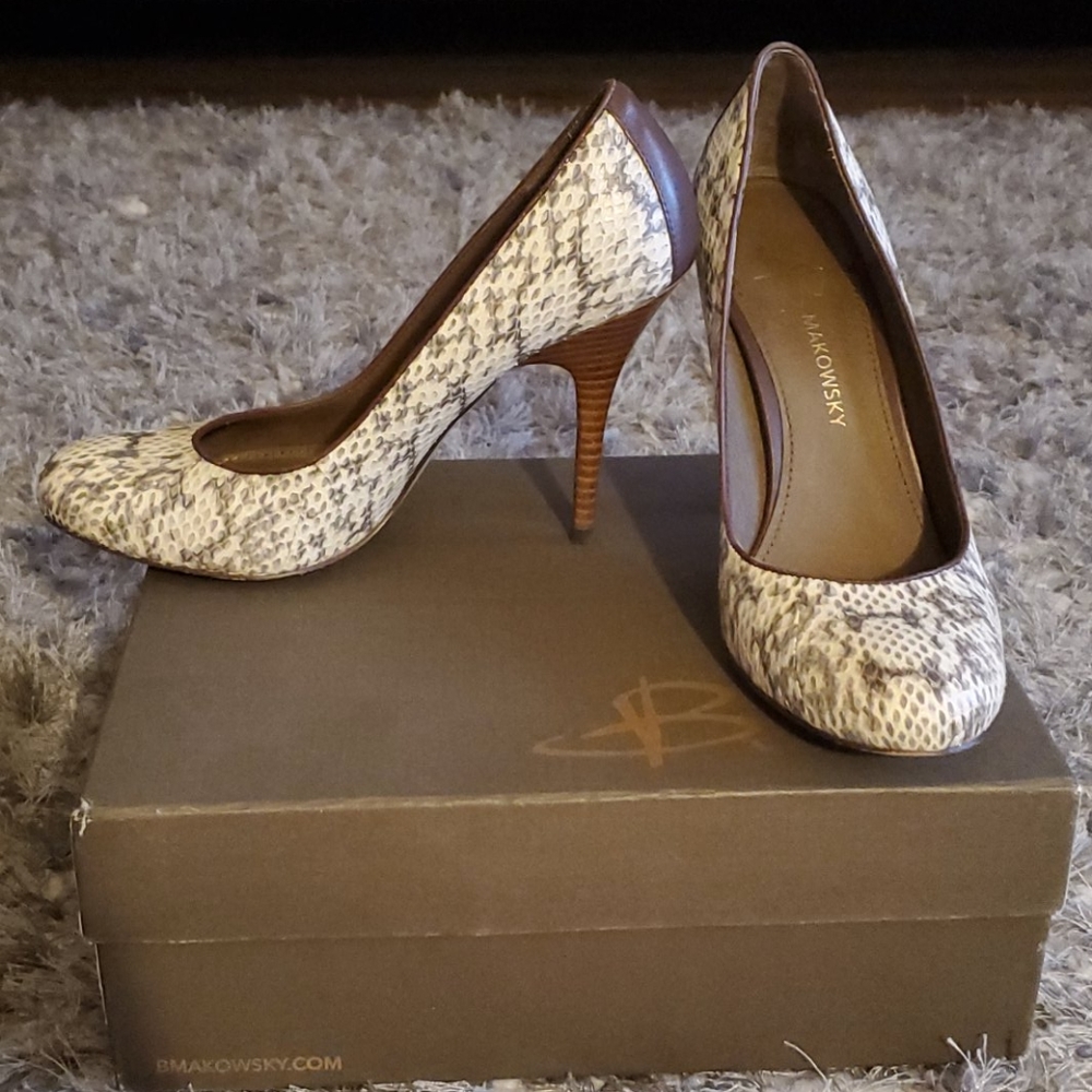 Makowsky snake print round toe pumps size 7m
